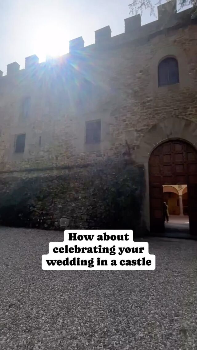 Your wedding in a castle in Tuscany is always a romantic and exclusive idea Setting up the courtyard of a castle for a wedding requires a touch of elegance and romance Some ideas to create a fairytale atmosphere Lanterns and candles: place lanterns and candelabra along driveways and open spaces.Candles will create a warm and romantic atmosphere❤️✨String Lights: hang string lights in trees or along castle walls, they will be perfect for the evening and will give a magical touch 🪄💫White and green flowers: create white flower arches at the entrance to the courtyard or along the aisle of the ceremony, fresh flowers will add elegance and fragrance 🤍🌿#destinationwedding #weddingintuscany #weddinginacastle #tuscanyweddingvenues @castelloilpalagio