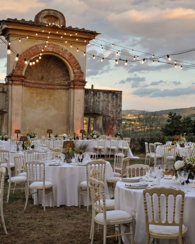 Alice and Matteo celebrated their wedding with many relatives and friends at a historic location in the Tuscan hillsThe bride and groom have decided to have dinner in the garden in front of a beautiful viewThey decided to sit at a long table with witnesses and closest friendsAnd you how do you imagine the spouses' table for your wedding?Write it in the comments👇#weddingintuscany #destinationwedding #tuscanywedding #weddingdinner @alimaestripieriThanks to all the vendors@villailcerretino @valerio.ricevimenti @mixarsrl @fiorita_f