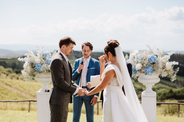 The simbolic ceremony of Ted and Seb in the Tuscan countrysideIn the Tuscan hills, where the sun kisses the earth and the wind whispers promises ❤💫💍The simbolic ceremony is the most emotional moment of the wedding day and it’s important that it’s accompained by live string music such as violin or cello#weddingceremony #tuscanceremony #weddingintuscany #destinationwedding @lefiligare @albertocappellini_fiori @calamai.ricevimenti @triodejaneirowed @graziellaprofessionecapelli @babajaga_photostudio @mario_albanese_pereira @amessydesk.graficaeventi @teddy_dimitrova_ 🤍