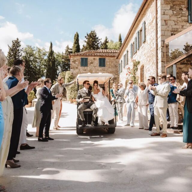 🌸 The Bride's Arrival 🌸Imagine a beautiful sunny day in the Tuscan countryside, where the scent of wildflowers blends with the fresh air. The bride arrives in an elegant golf cart, driving through the paths of the farmhouse, surrounded by ancient olive trees and lush vineyards. A dream entrance for an unforgettable wedding. 🌿💍How would you like arrive to the ceremony... by car, or vespa or....tell me your idea !#weddingintuscany #destinationwedding #tuscanylover @lefiligare@albertocappellini_fiori@calamai.ricevimenti @triodejaneirowed @graziellaprofessionecapelli @babajaga_photostudio@mario_albanese_pereira@teddy_dimitrova_