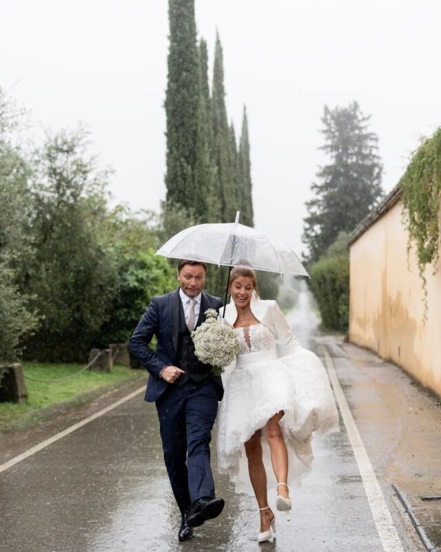 October gifted us with a rainy day, but nothing could overshadow the love and joy that illuminated this unforgettable wedding. Despite the gray sky, the smiles of the newlyweds and the warmth of friends and family turned every raindrop into a precious memory.The timeless beauty of the Tuscan hills provided the perfect backdrop for a celebration filled with emotions and special moments. The rain added a touch of magic, making the atmosphere even more intimate and romantic.Thank you to everyone who participated and made this day so special. It was a wedding that no one will ever forget. 💖@arianna_borriello_wedding @amessydesk.graficaeventi @albertocappellini_fiori @ciabattiricevi @lasposadifirenze@paoloagatensi@chicca75 ❤ @steviola76